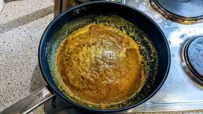 Gewürze in aufgelöster Butter Gewürze in aufgelöster Butter